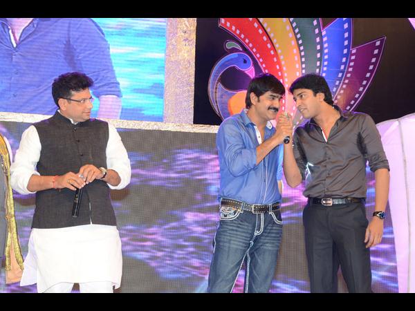 వేదికపై శ్రీకాంత్, నరేష్