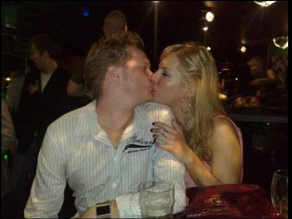 తన భాగస్వామిని ముద్దాడుతున్న క్రిస్టీన్