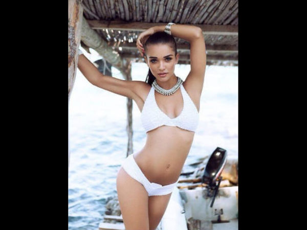 అందాలు ఆరబోస్తూ.. 