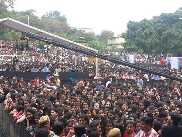 క్రేజీ జనాలు