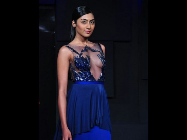 పాలరాతి శిల్పాల్లాంటి మోడల్స్