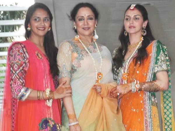 ఇద్దరు కూతుర్లతో హేమా మాలిని