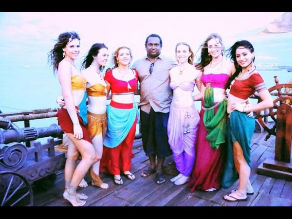 యూనిట్ సభ్యులతో దర్శకుడు