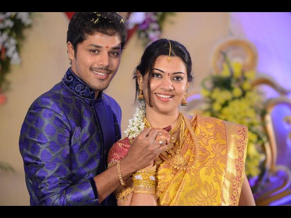 చేతిలో చెయ్యేసి..