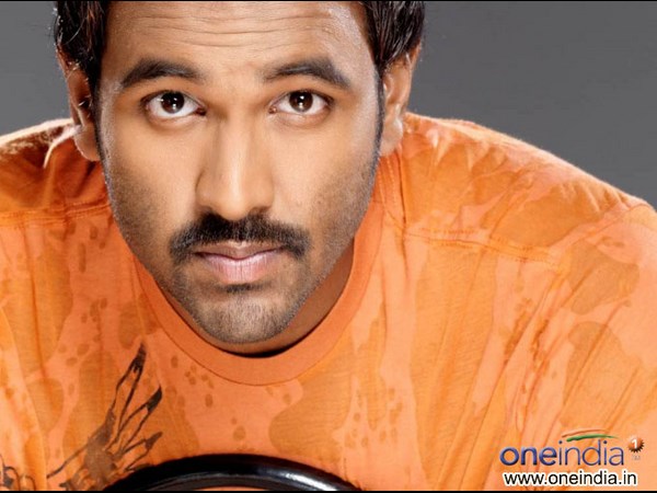 షూటింగ్ లో మ్యాచ్ చూస్తూ - మంచు విష్ణు