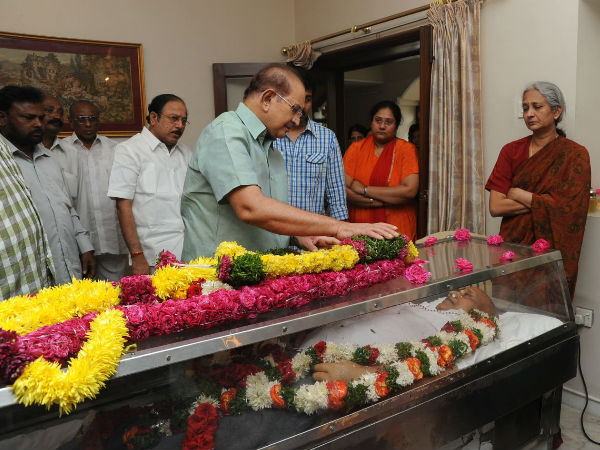 నివాళులు అర్పిస్తున్న కృష్ణ