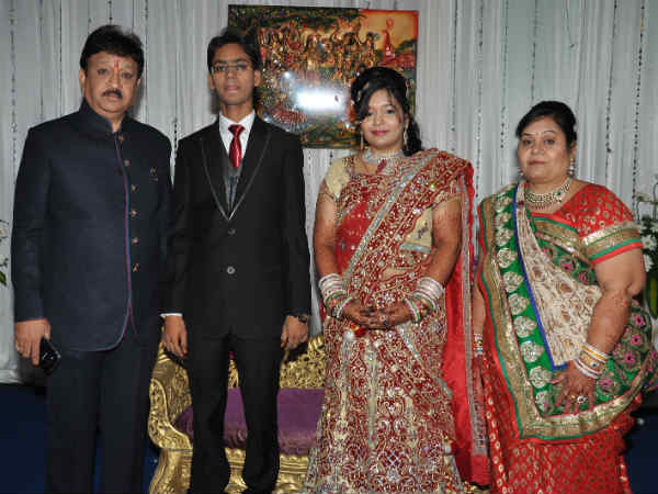 కూతురు, అల్లుడితో పారస్ జైన్ దంపతులు