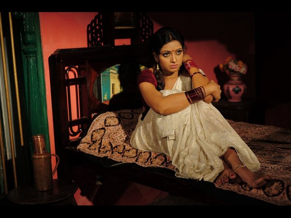 మధుమతిలో మసాలా ఎలిమెంట్స్