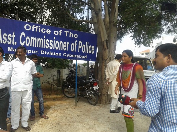 పోలీసులు కేసు గురించి చెప్తూ...