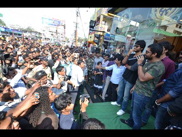 అభిమానులతో మాట్లాడుతున్న నాని