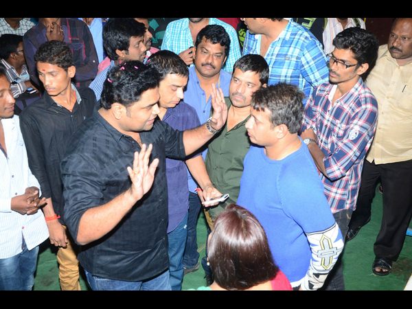 అభిమానులకు సూచనలు ఇస్తున్న వంశీ పైడిపల్లి