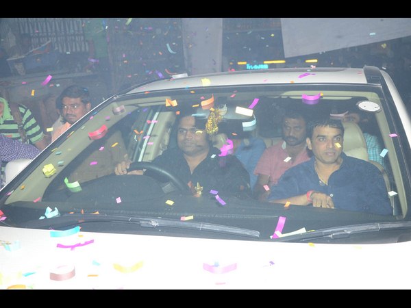 వంశీ పైడిపల్లి డ్రైవ్ చేస్తూ...