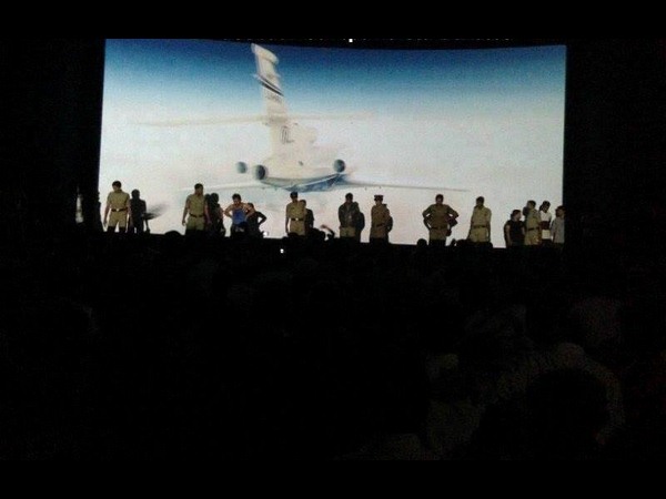 ఫ్యాన్స్ గోల, పోలీసుల ఎంట్రీ