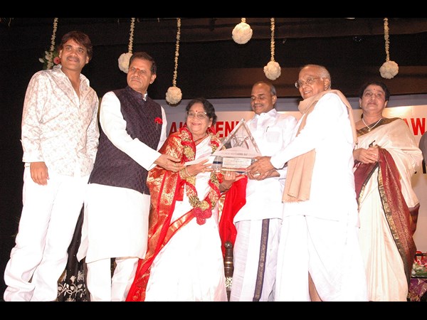 ఎఎన్నార్ అవార్డు అందుకుంటూ..