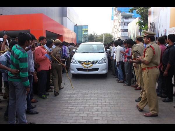 విచ్చేస్తున్న ఎవడు యూనిట్