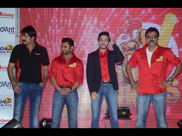 అఖిల్ ఫోజులు..