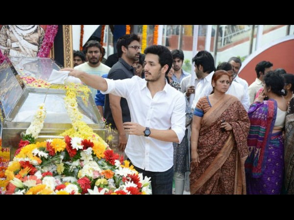 శుభ్రం చేస్తూ అఖిల్