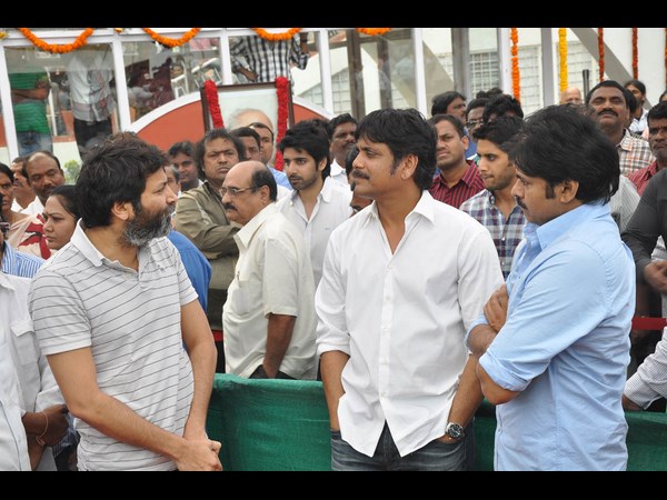 అక్కినేని పార్థివ దేహం వద్ద