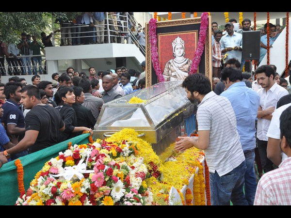 నివాళులు అర్పిస్తూ...