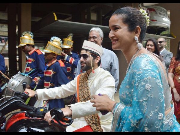 సందడిగా, సంతోషంగా