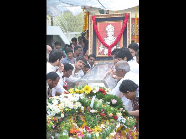 అక్కినేని భౌతిక కాయాన్ని ఫిల్మ్ చాంబర్‌కు తరలిస్తూ..