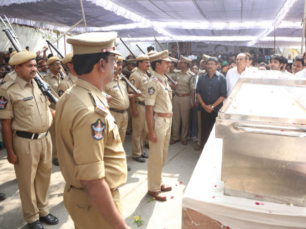 పోలీసుల గౌరవ వందనం