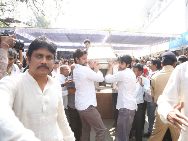 అక్కినేని భౌతిక కాయాన్ని తరలిస్తూ...