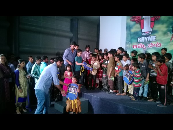 బ్యాగుల పంపిణీ