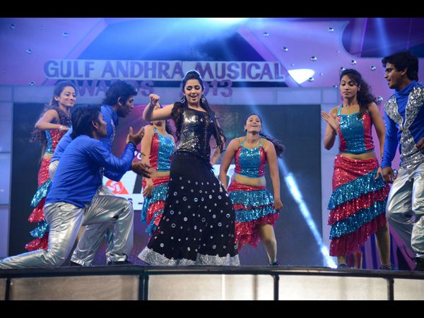 అవకాశాలు లేని చార్మి