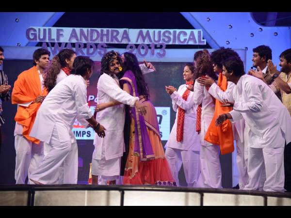 జోష్గా స్టెప్పులేసిన హేమ