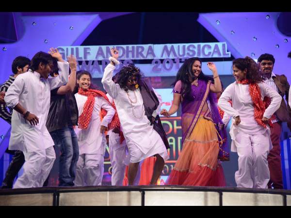 విజిల్స్, కేరింతలు...