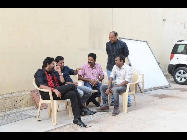 తెరముందు...వెనక