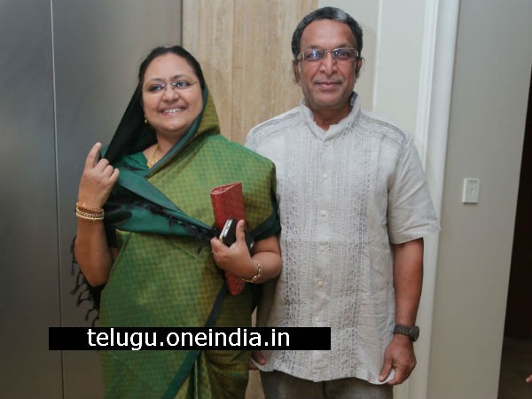 భార్యతో నాజర్