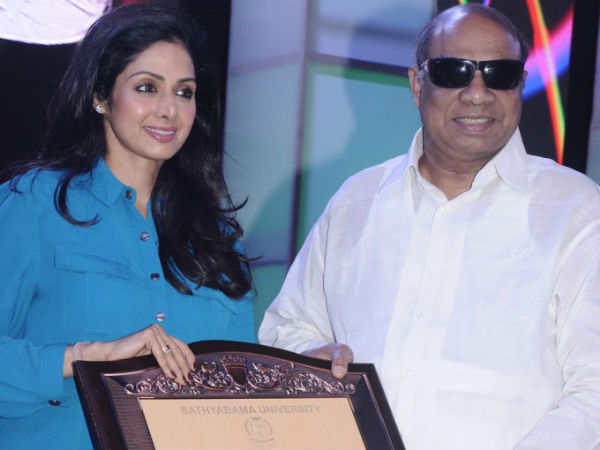 ఫోటో: శ్రీదేవికి మెమొంటో అందిస్తున్న దృశ్యం