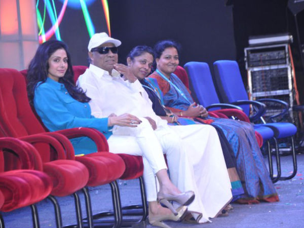 సభ్యులతో కలిసి...