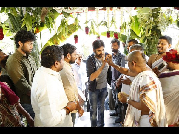 అర్చకుడిని వారిస్తున్న పవన్