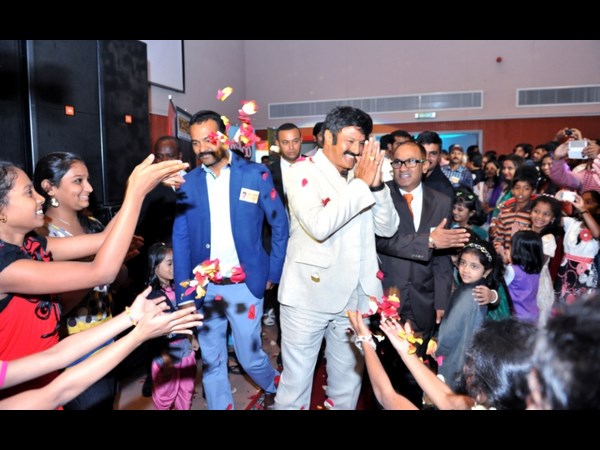  పూలతో స్వాగతం