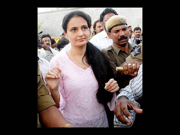 మోనికా బేడీ