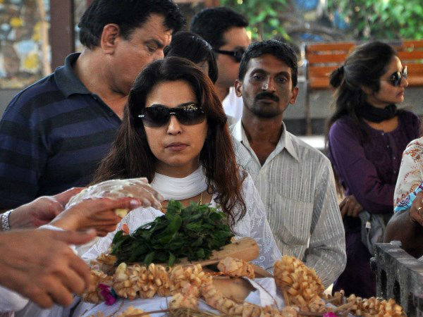 సోదరుడికి అంత్యక్రియల్లో జుహి చావ్లా