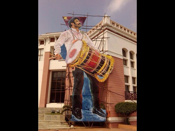 రాజకీయ భవిష్యత్ కు 