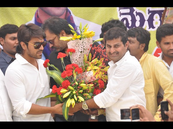 బొకే అందిస్తున్న అభిమాని