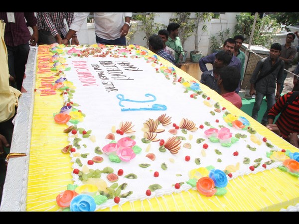 భారీ కేక్