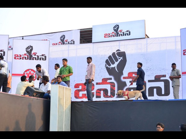 డాగ్ స్వ్కాడ్తో తనిఖీలు