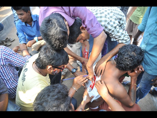 వీపుపై జన సేన లోగో...