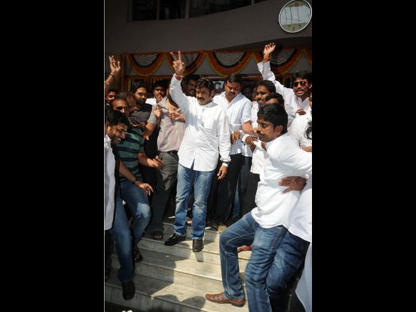 బాలయ్య అభివాదం