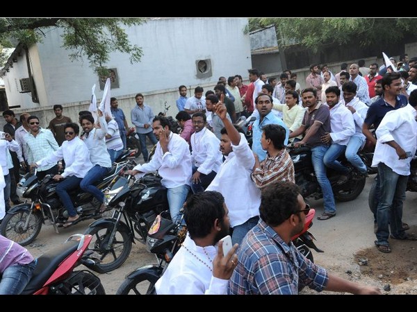 అభిమానుల బైక్ ర్యాలీ