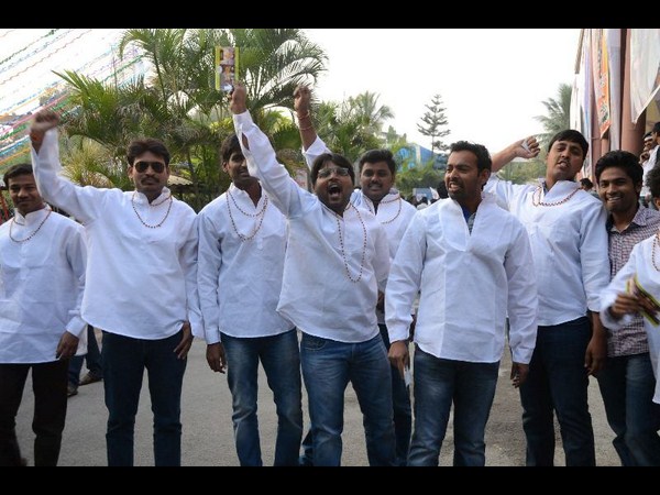 లెజెండ్ వేషధారణతో...