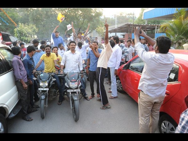 అభిమానుల ర్యాలీ