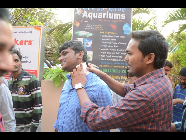 మెడపై టాటూ వేసుకుంటున్న ఫ్యాన్స్