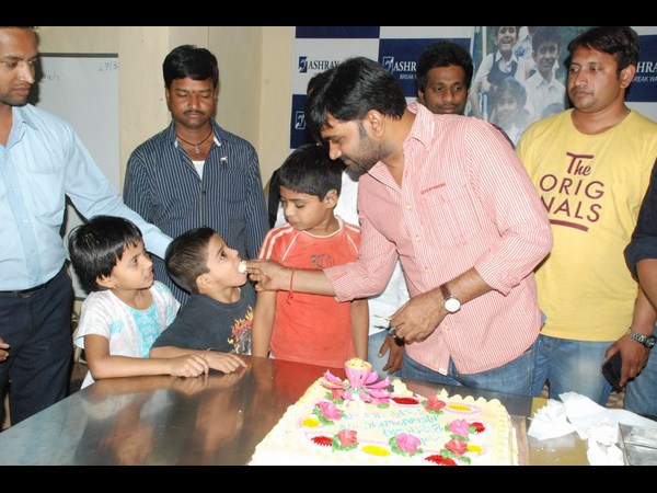 పిల్లలకు కేక్ తినిపిస్తున్న దృశ్యం